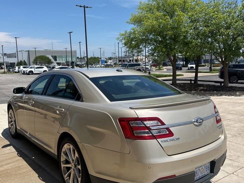 Used 2018 Ford Taurus Limited w/ Driver Assist Package FWD image 7