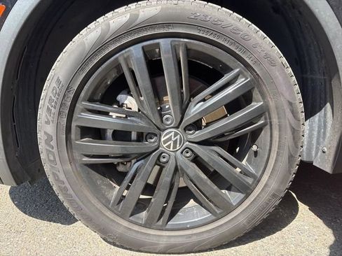 Used 2022 Volkswagen Tiguan SE R-Line image 5