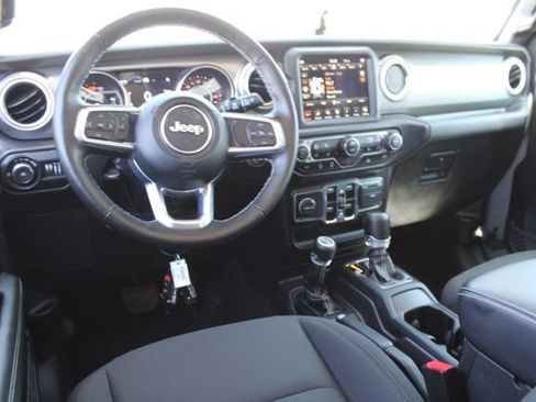 Used 2022 Jeep Wrangler Unlimited Sahara w/ Cold Weather Group AWD/4WD image 15