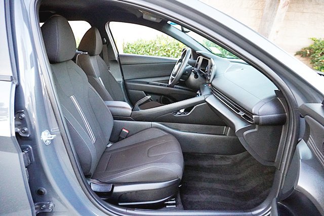 Certified 2025 Hyundai Elantra Sport FWD image 18