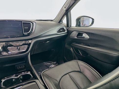 Used 2025 Chrysler Pacifica Limited image 32