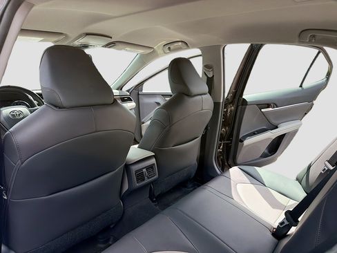 Used 2020 Toyota Camry XLE FWD image 6