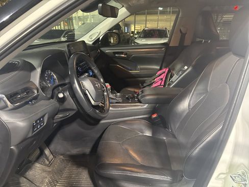 Used 2022 Toyota Highlander Limited image 7