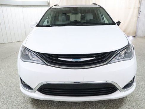 Used 2018 Chrysler Pacifica Touring-L FWD image 7