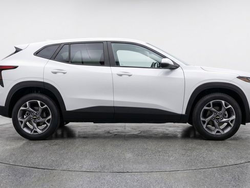 Used 2025 Chevrolet Trax LT FWD image 11