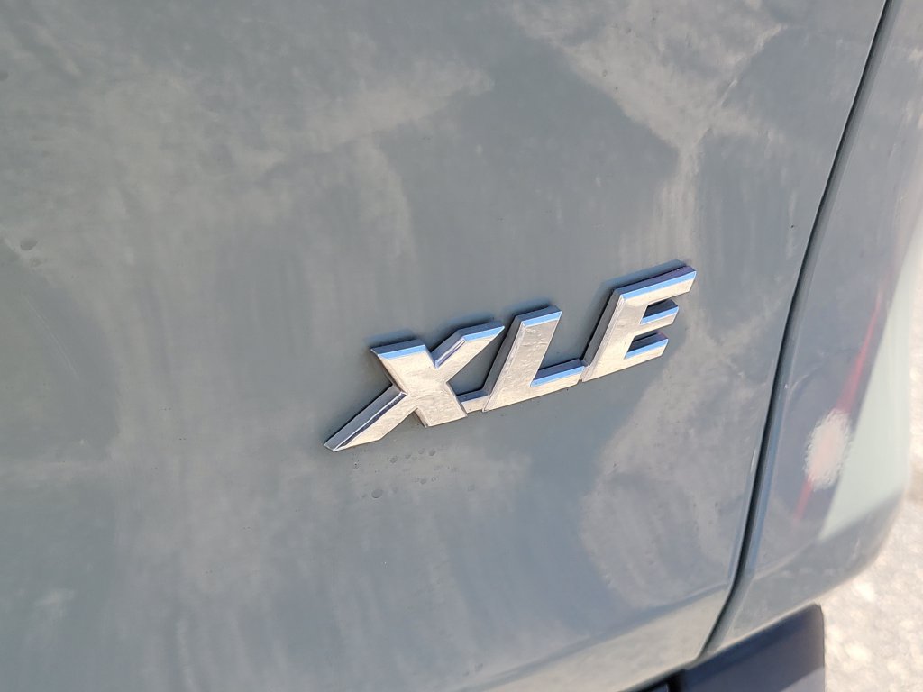 Used 2020 Toyota RAV4 XLE Premium FWD image 7