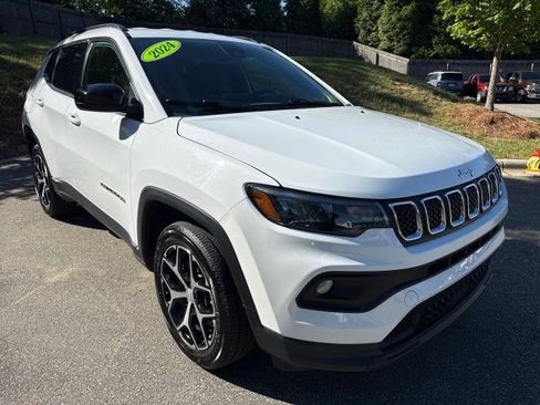 Used 2024 Jeep Compass Latitude AWD/4WD image 1