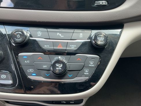 Used 2019 Chrysler Pacifica LX FWD image 33
