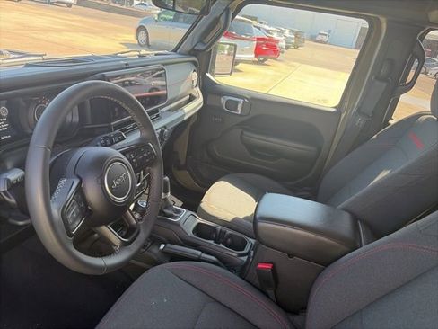 Used 2025 Jeep Wrangler Unlimited Rubicon AWD/4WD image 18