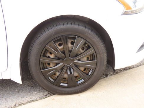 Used 2015 Nissan Sentra SV FWD image 9