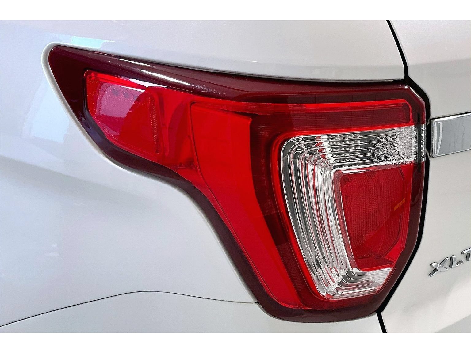 Used 2019 Ford Explorer XLT w/ Equipment Group 201A AWD/4WD image 35