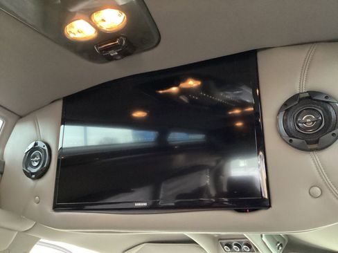 Used 2018 Chevrolet Express 2500 w/ Enhanced Convenience Package image 12