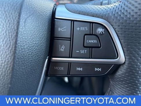 Used 2025 Toyota Sienna Platinum image 24