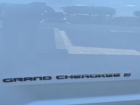 Used 2023 Jeep Grand Cherokee Limited w/ Luxury Tech Group II AWD/4WD image 9