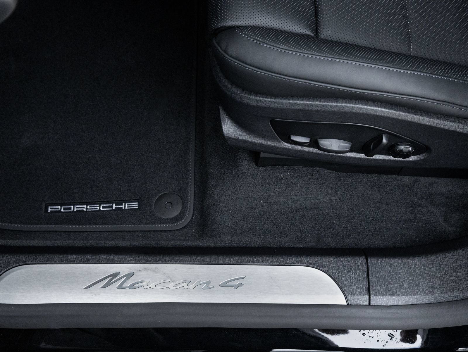 Certified 2026 Porsche Macan 4 Electric AWD/4WD image 22