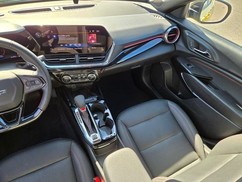 Used 2025 Chevrolet Trax RS w/ Sunroof Package FWD image 17