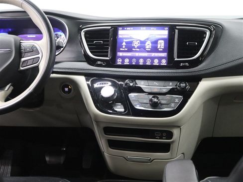 Used 2020 Chrysler Pacifica Limited FWD image 25