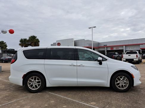 Used 2023 Chrysler Voyager LX image 4