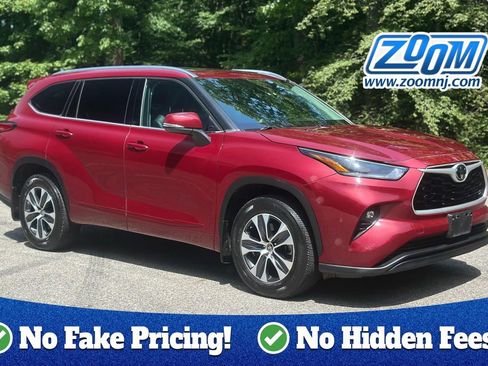 Used 2021 Toyota Highlander XLE AWD/4WD image 1
