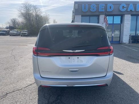 Used 2024 Chrysler Pacifica Touring-L image 5