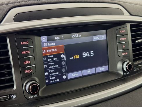 Used 2019 Kia Sorento LX image 16