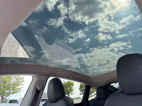Used 2024 Tesla Model Y Long Range RWD image 2