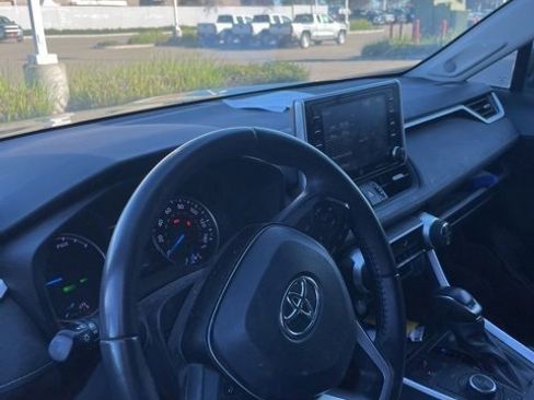 Used 2021 Toyota RAV4 XLE Premium image 9