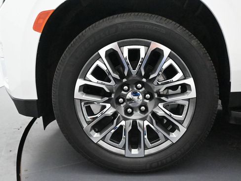 Used 2023 GMC Yukon XL SLT w/ SLT Premium Package AWD/4WD image 6