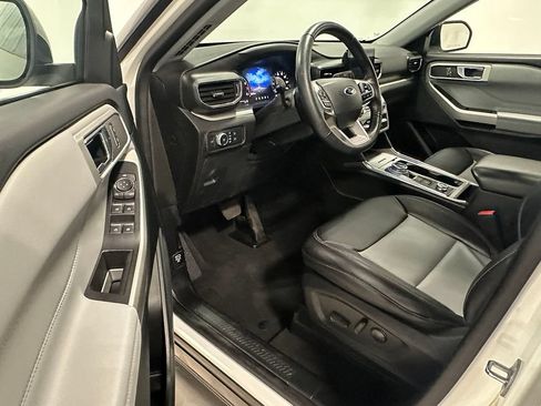 Used 2022 Ford Explorer XLT w/ Equipment Group 202A AWD/4WD image 20