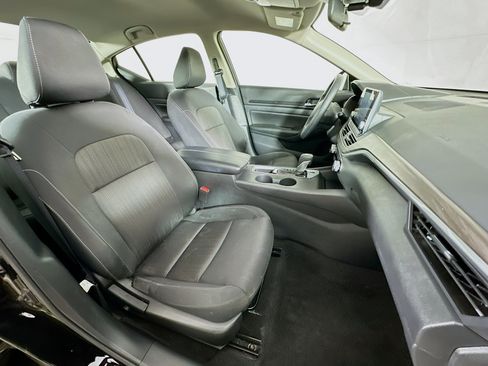 Used 2025 Nissan Altima 2.5 SV FWD image 29