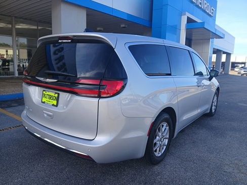Used 2024 Chrysler Pacifica Touring-L image 4