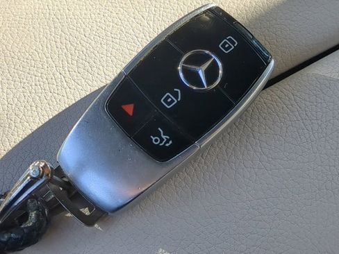 Used 2017 Mercedes-Benz E 300 4MATIC image 29