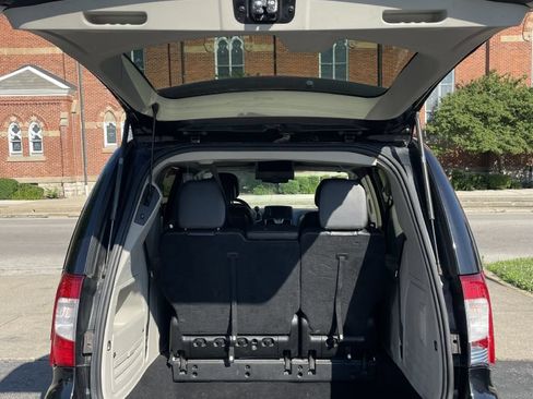 Used 2014 Chrysler Town & Country Touring w/ Driver Convenience Group FWD image 10