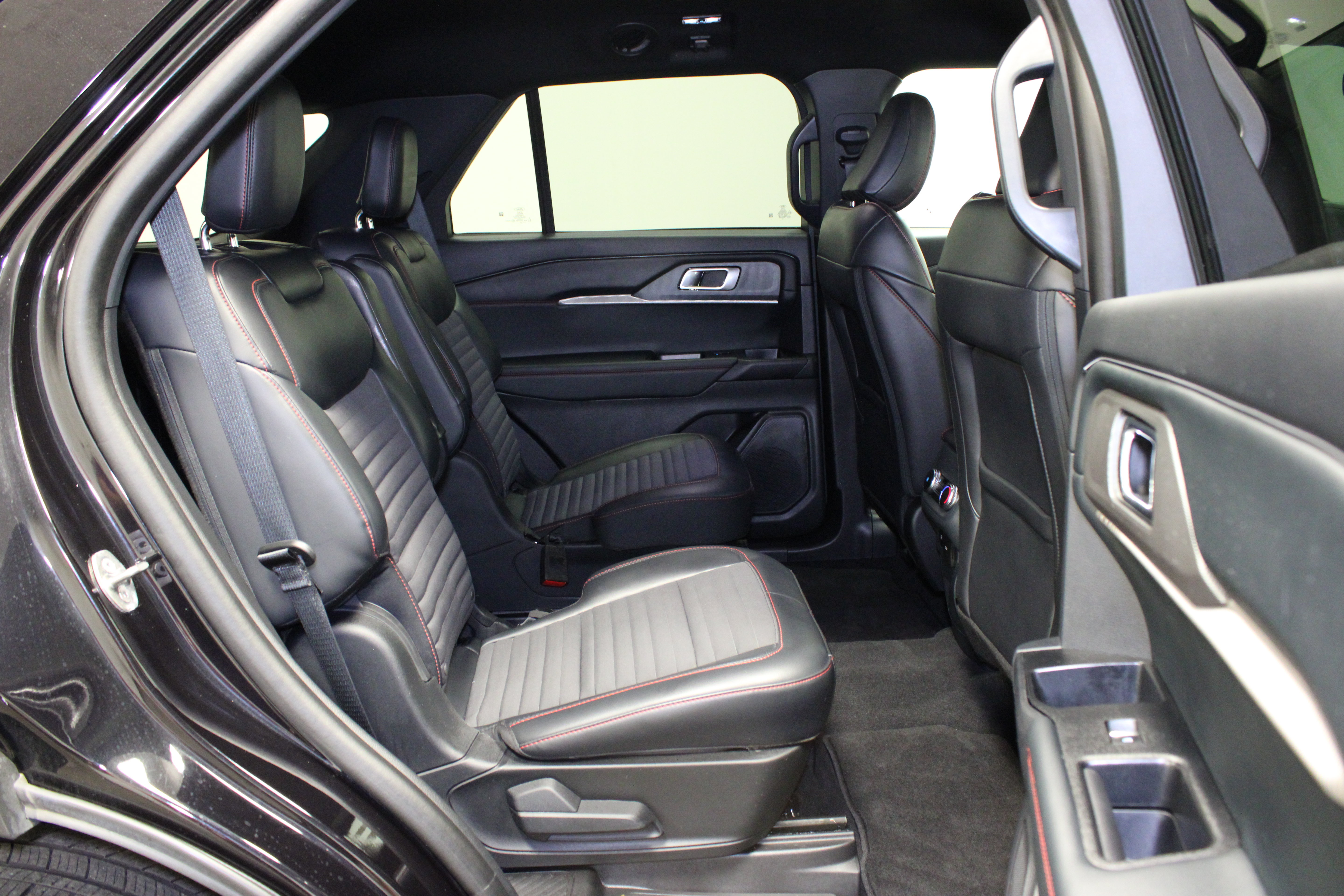 Used 2025 Ford Explorer ST-Line AWD/4WD image 16