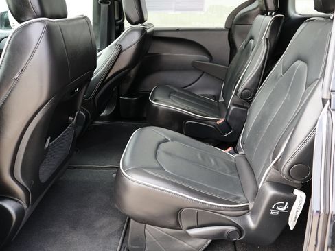 Used 2025 Chrysler Pacifica Limited FWD image 15