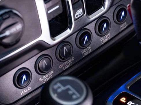 Used 2025 Jeep Gladiator Sport image 25