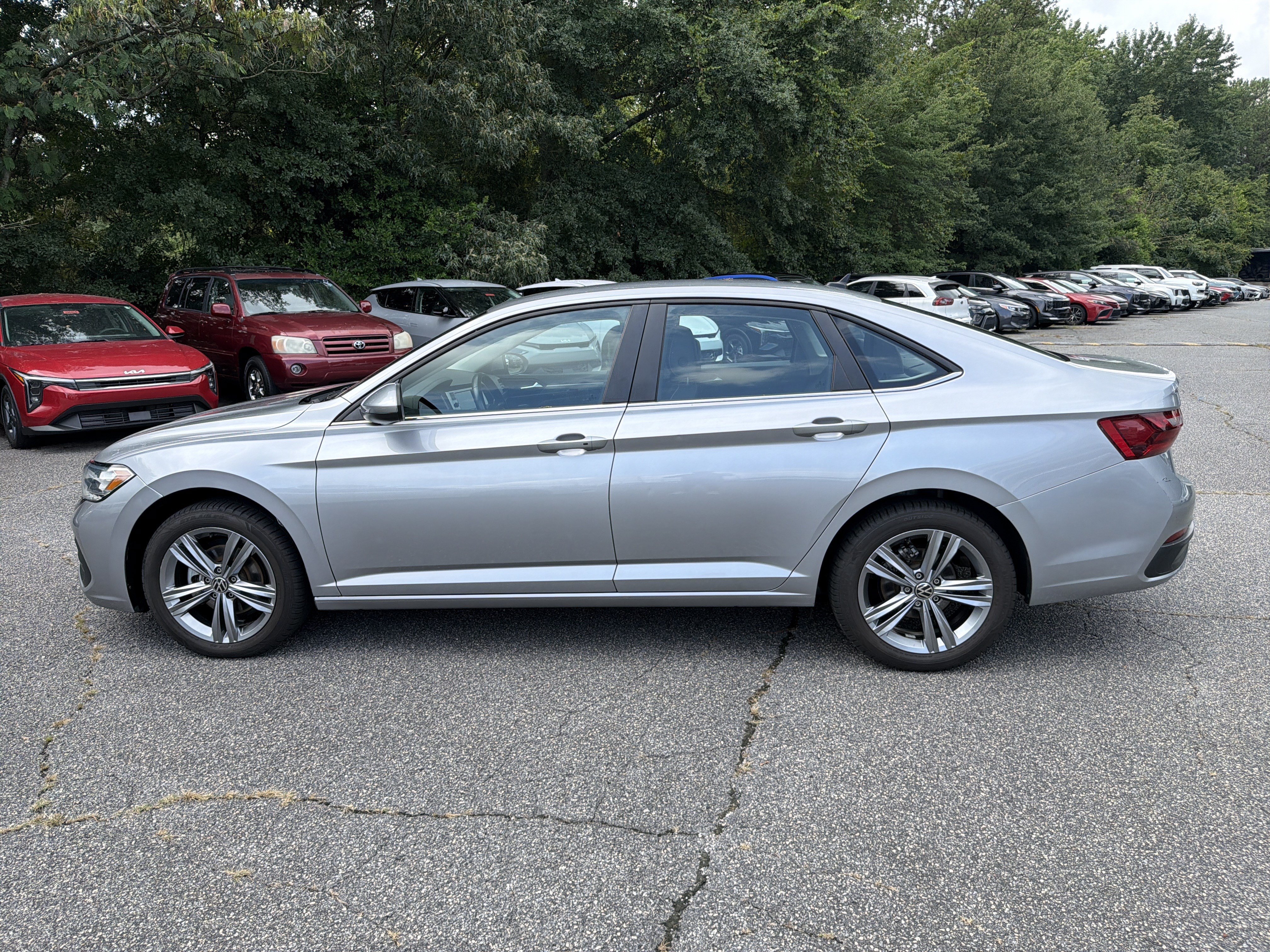 Used 2024 Volkswagen Jetta SE FWD image 4