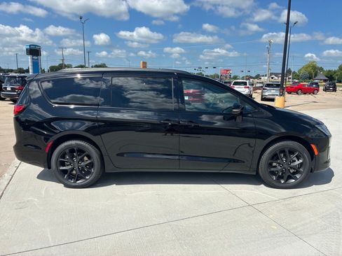 New 2027 Chrysler Pacifica Limited AWD/4WD image 8