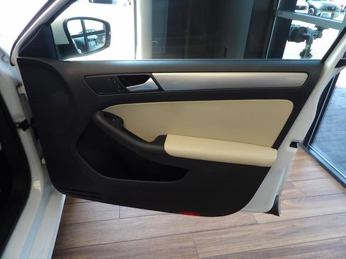 Used 2017 Volkswagen Jetta SE FWD image 12