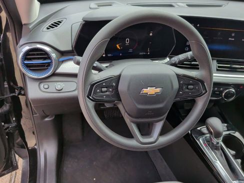 Used 2025 Chevrolet Trax LT FWD image 16