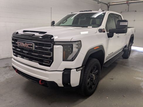 Used 2025 GMC Sierra 3500 AT4 w/ AT4 Premium Plus Package AWD/4WD image 11