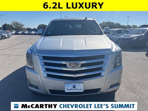 Used 2019 Cadillac Escalade Luxury image 3