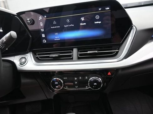 Used 2024 Chevrolet Trax LT w/ Sunroof Package FWD image 3