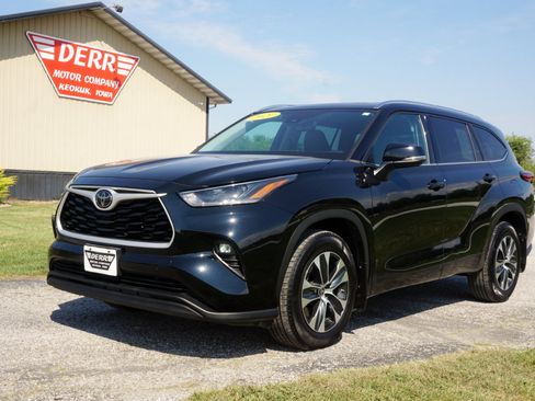 Used 2021 Toyota Highlander XLE image 2