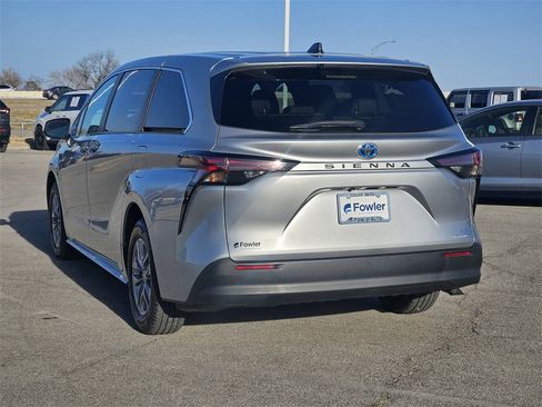 Used 2024 Toyota Sienna LE image 4