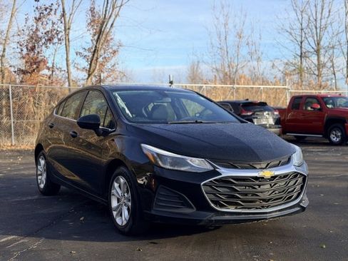 Used 2019 Chevrolet Cruze LT image 2