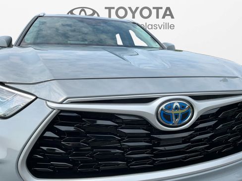 Used 2023 Toyota Highlander Bronze Edition FWD image 9