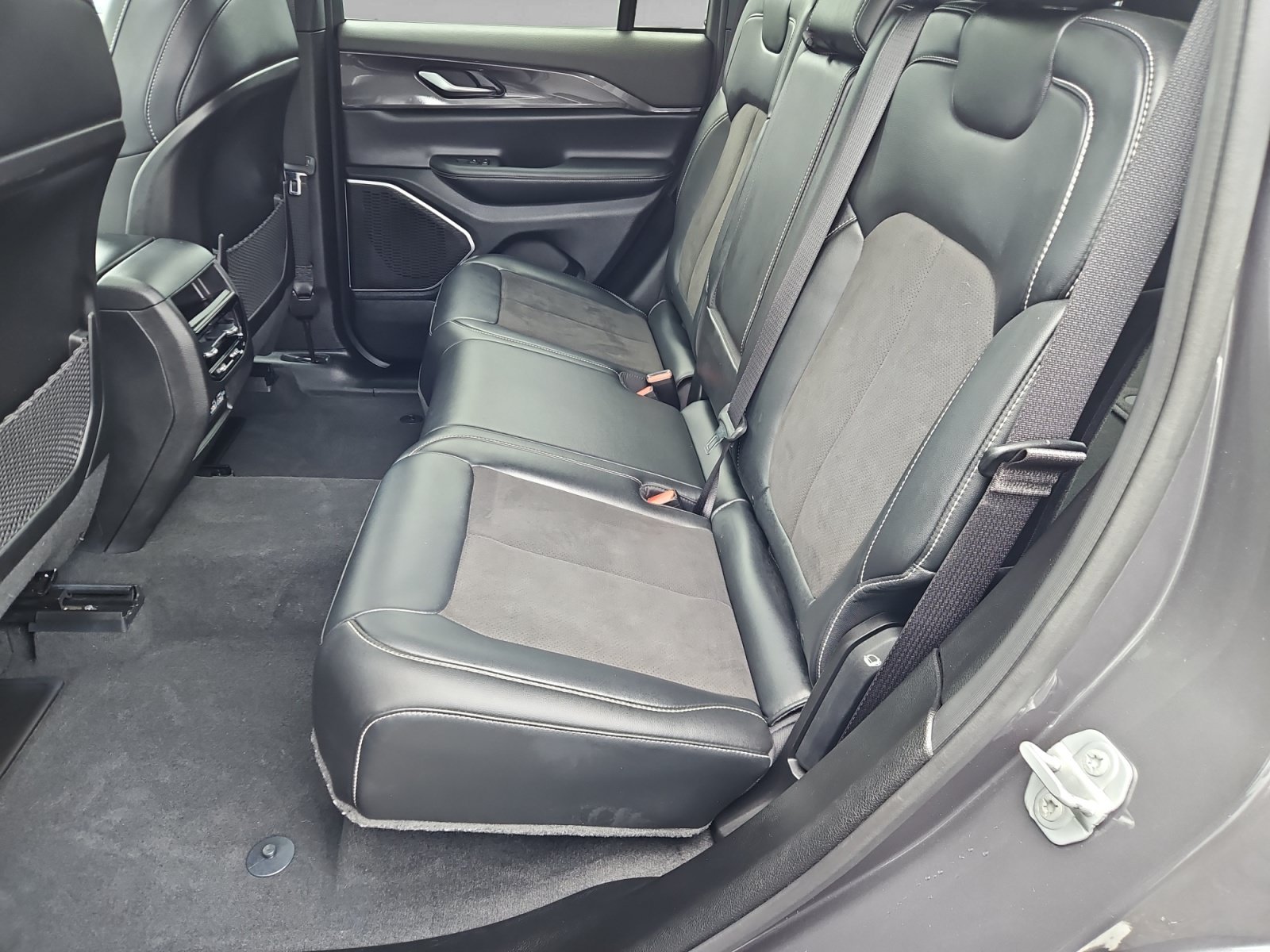 Used 2022 Jeep Grand Cherokee Altitude AWD/4WD image 14