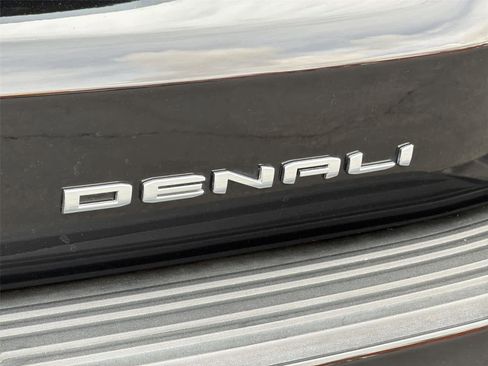 Used 2023 GMC Yukon XL Denali w/ Advanced Technology Package AWD/4WD image 8