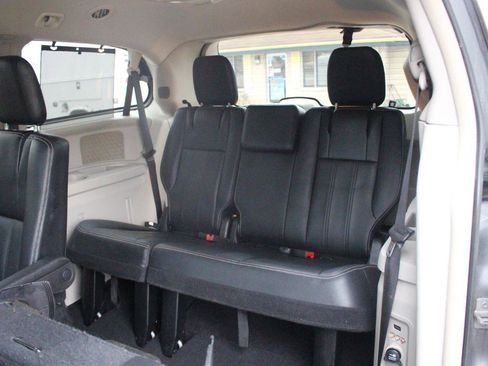 Used 2016 Chrysler Town & Country Touring-L w/ Driver Convenience Group FWD image 34